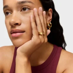 Anillo abierto con baño de oro 18 kt sobre plata y motivo flor con rodolitas 1950^TOUS Hot