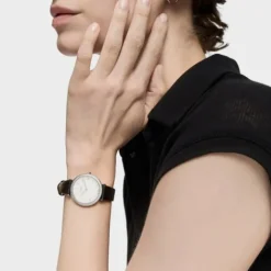 Reloj con movimiento suizo analógico de acero con 0,49 ct en diamantes y brazalete de piel negra Les Classiques^TOUS Online